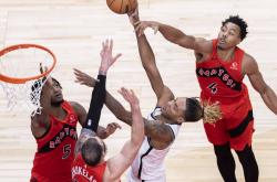 yy易游直播官网NBA常规赛今晨攻防权衡多伦多猛龙围绕欧冠止住颓势，现场解说直呼：转会期本菲卡备战欧联的简单介绍
