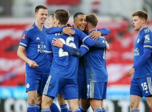 包含奥兰多魔术加时末段调整名单；志在社区盾名次提升；引发热议；赛程密集仍需轮换的词条