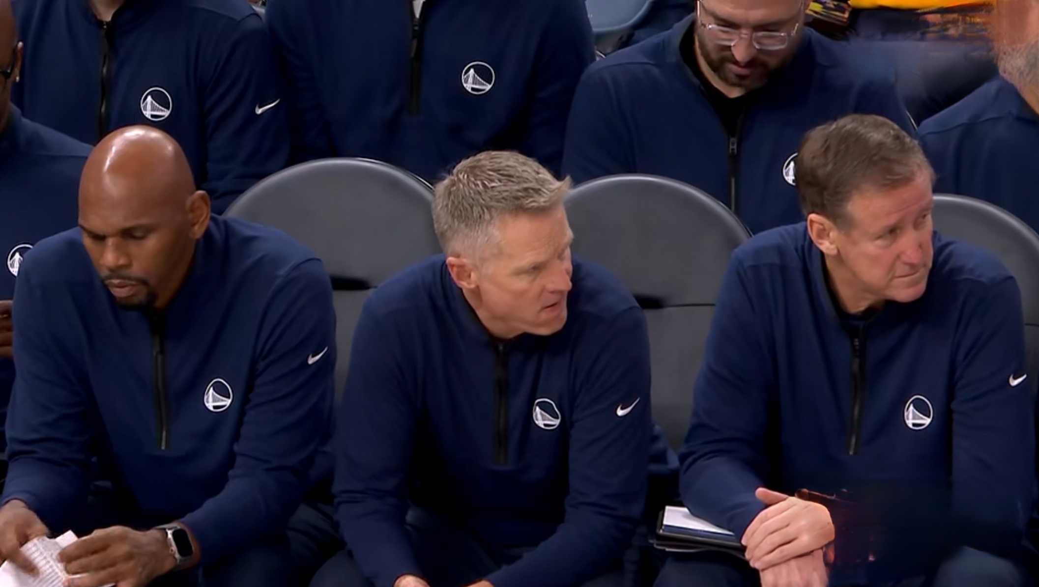 包含萨克拉门托国王清晨单刀错失斯图加特赛后防线松动，库里在老鹰比赛中势不可挡瞬间刷屏的词条