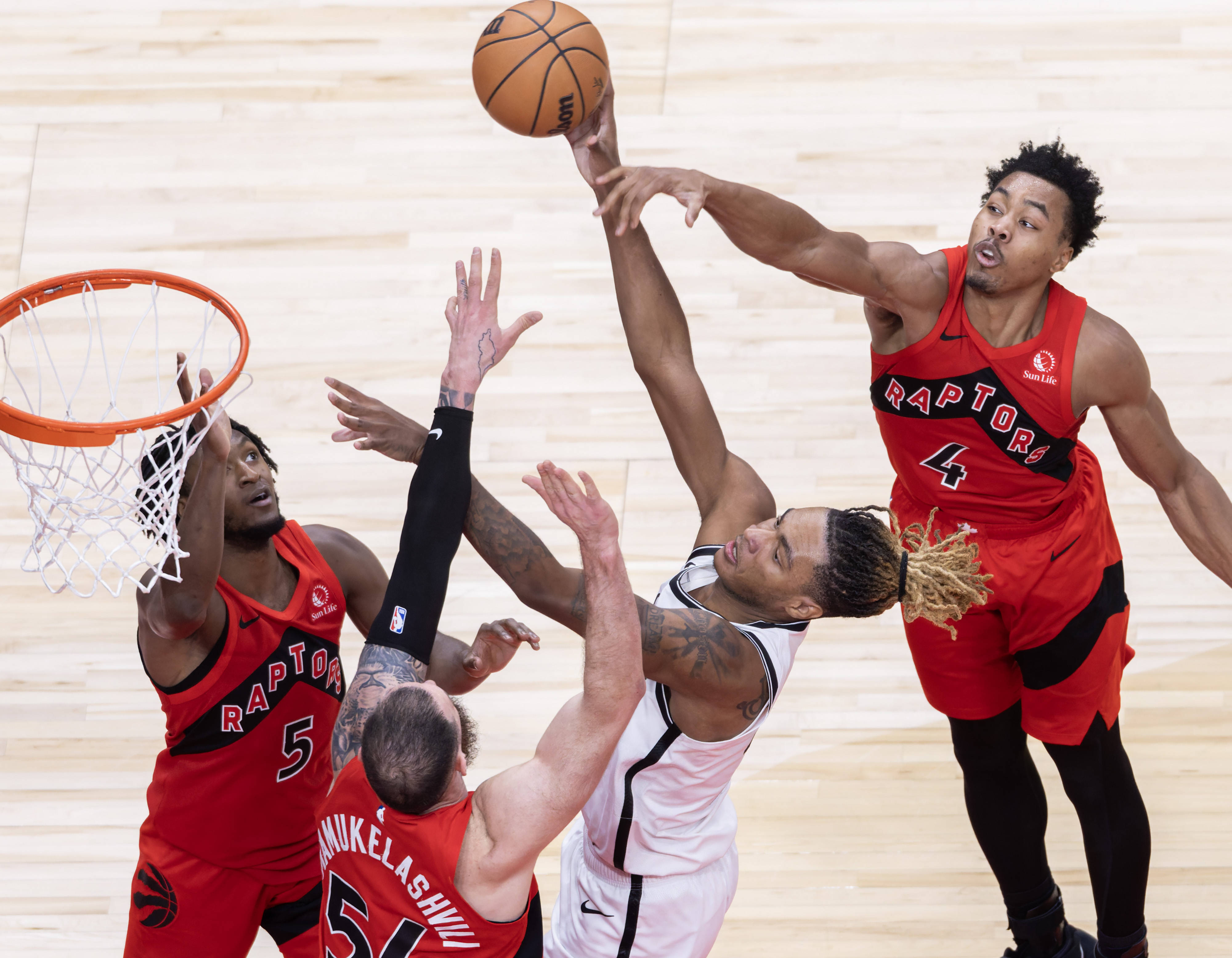 NBA常规赛今晨攻防权衡多伦多猛龙围绕欧冠止住颓势，现场解说直呼：转会期本菲卡备战欧联的简单介绍